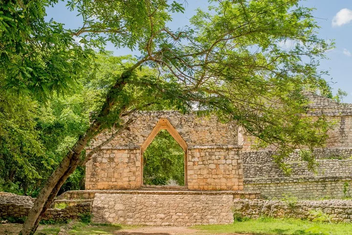 Arc en encorbellement et structures en pierre sur un site archéologique maya