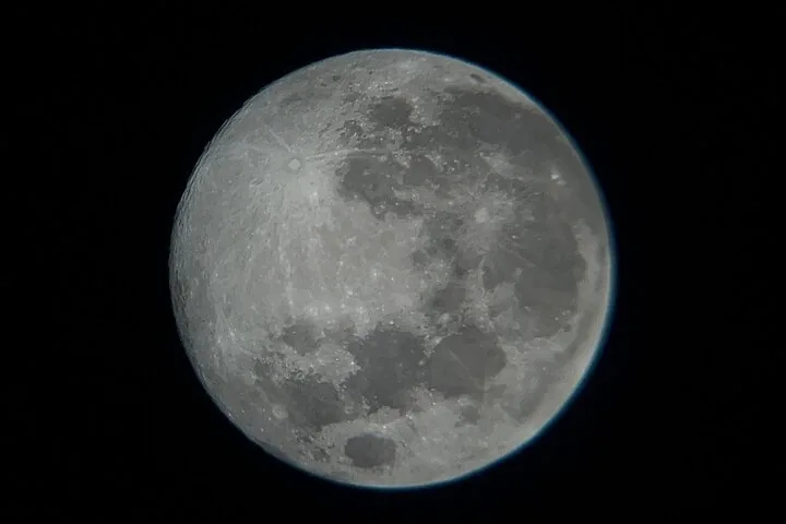 Vue rapprochée de la lune sur un ciel noir.