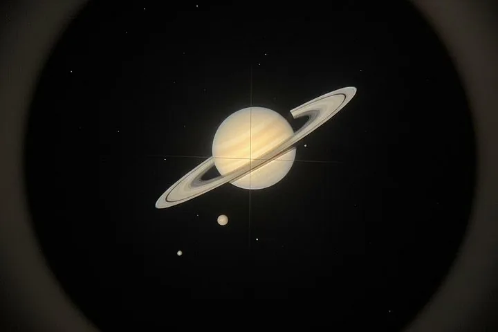 Ein Blick durch ein Teleskop auf Saturn und seine Ringe.